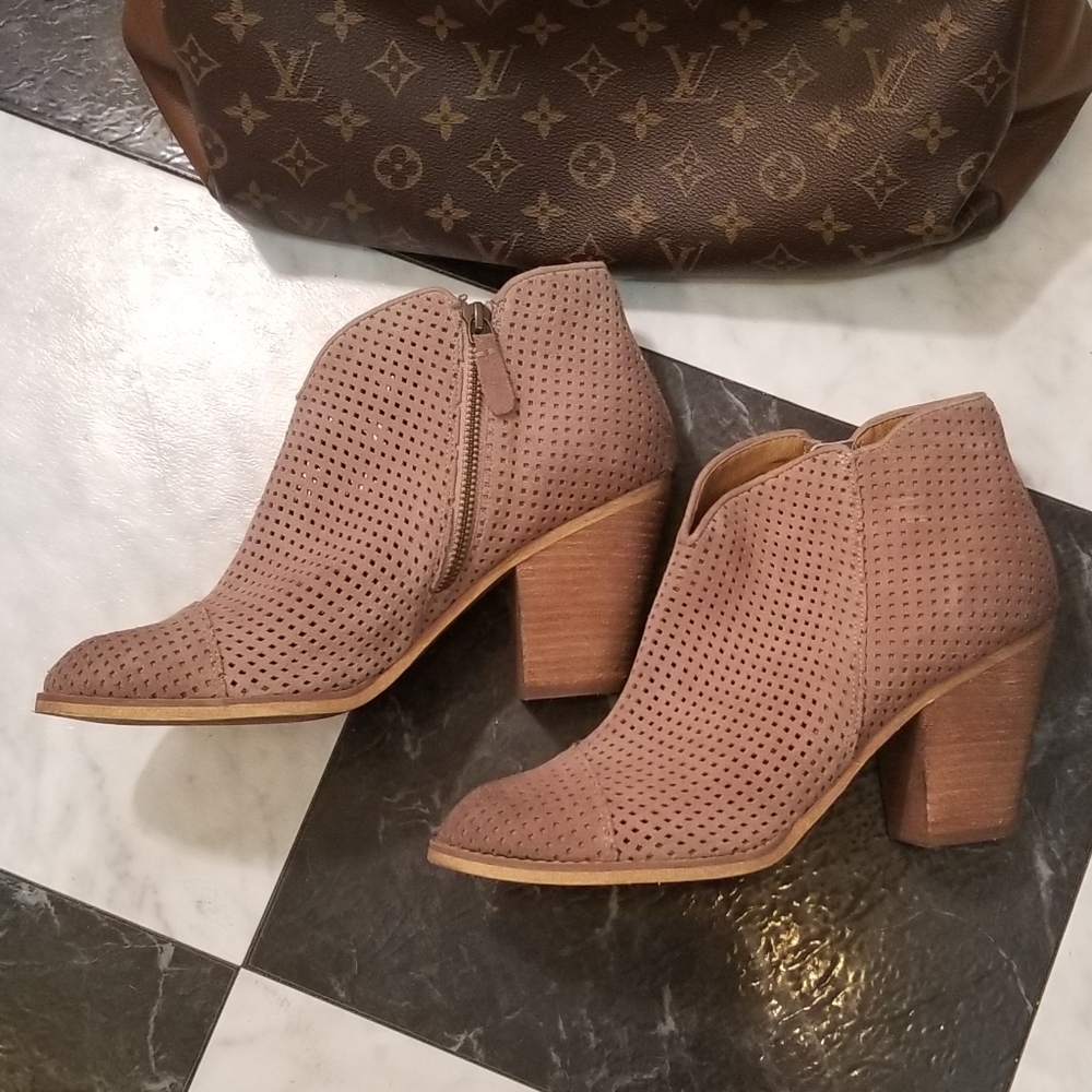 Susina Suede Tan Booties. Size 10